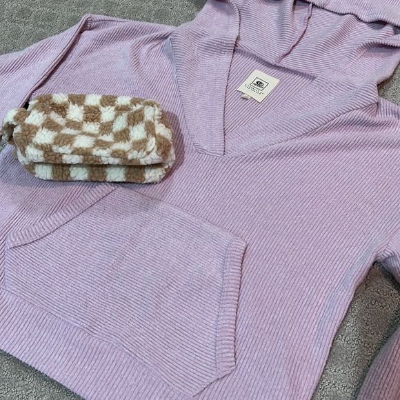 Rip Curl Lilac V Neck Hoodie - Size S w/Sherpa Checkered Zippered Pouch - Picture 2 of 7